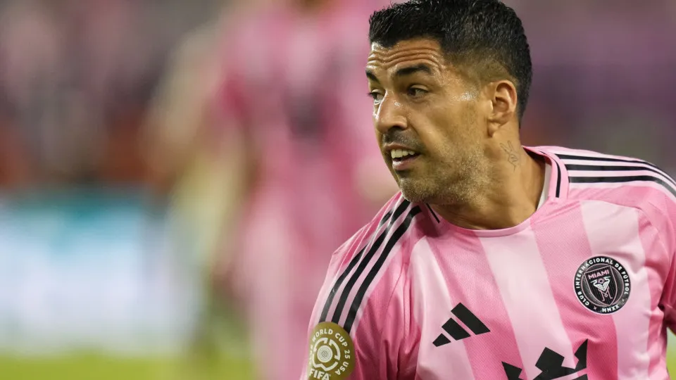 Suárez cospe em auxiliar de rival em final com confusão e pancadaria