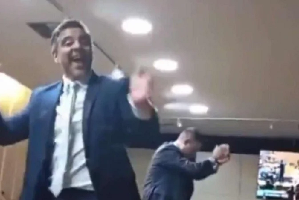 Vereadores de São Caetano dançam em cima de mesas do plenário ao som de música de Elvis Presley