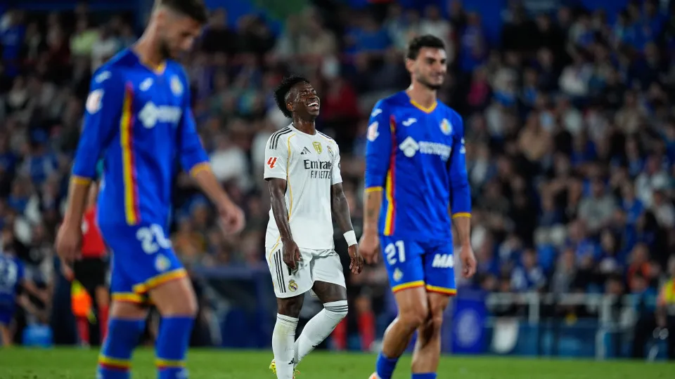 Vinícius Júnior ouve: “Por isso é que todo mundo te odeia” em jogo tenso