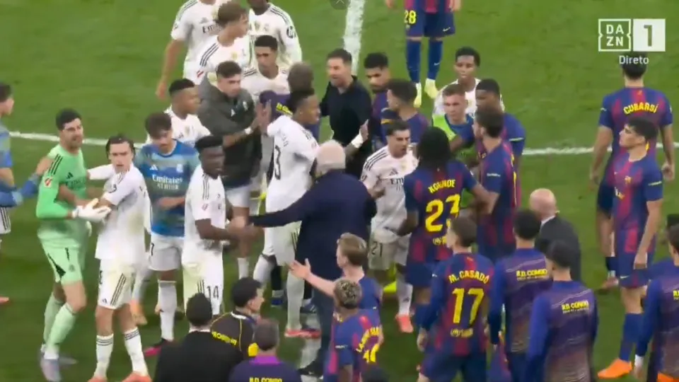 Vinícius Júnior se irrita ao ser substituído e causa tensão no clássico