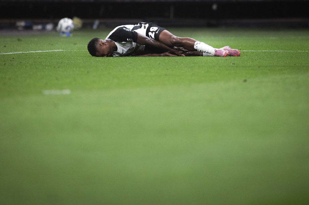 Vitinho passa por cirurgia no joelho e desfalca o Corinthians por tempo indeterminado