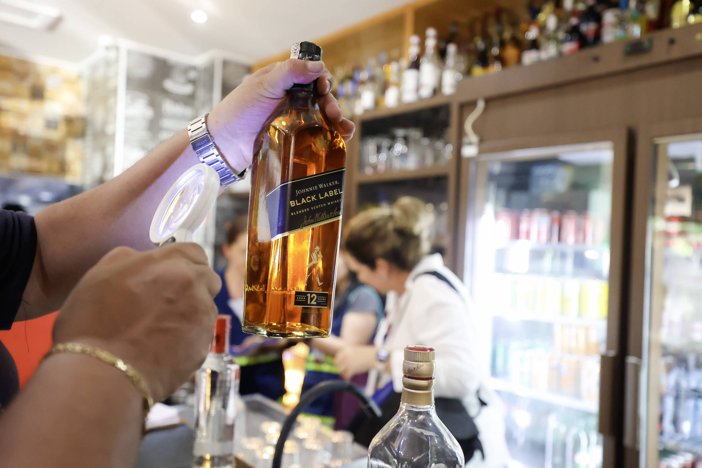 bebida destilada falsa chega a custar metade do preço – 06/10/2025 – Mercado