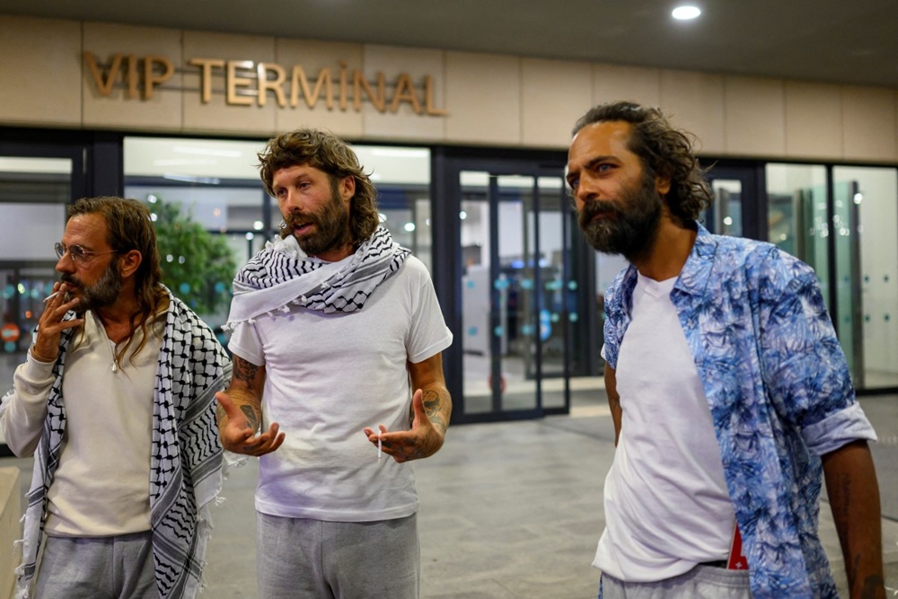 ‘Fomos tratados como animais’, afirmam ativistas da flotilha interceptada por Israel a caminho de Gaza