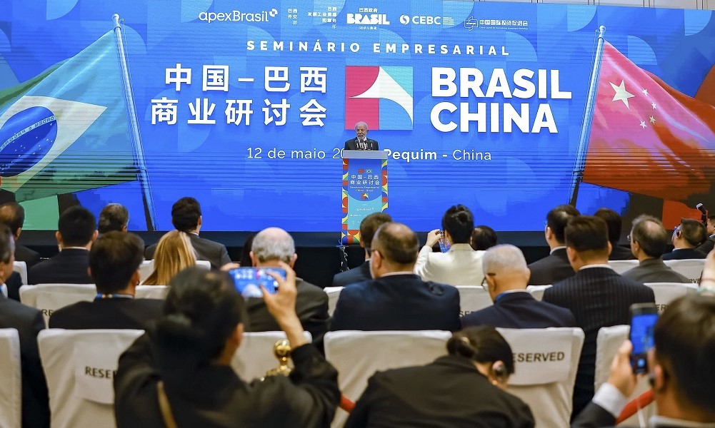 ‘Não me conformo com a taxação que o presidente dos EUA tenta impor ao planeta Terra’, diz Lula em Pequim