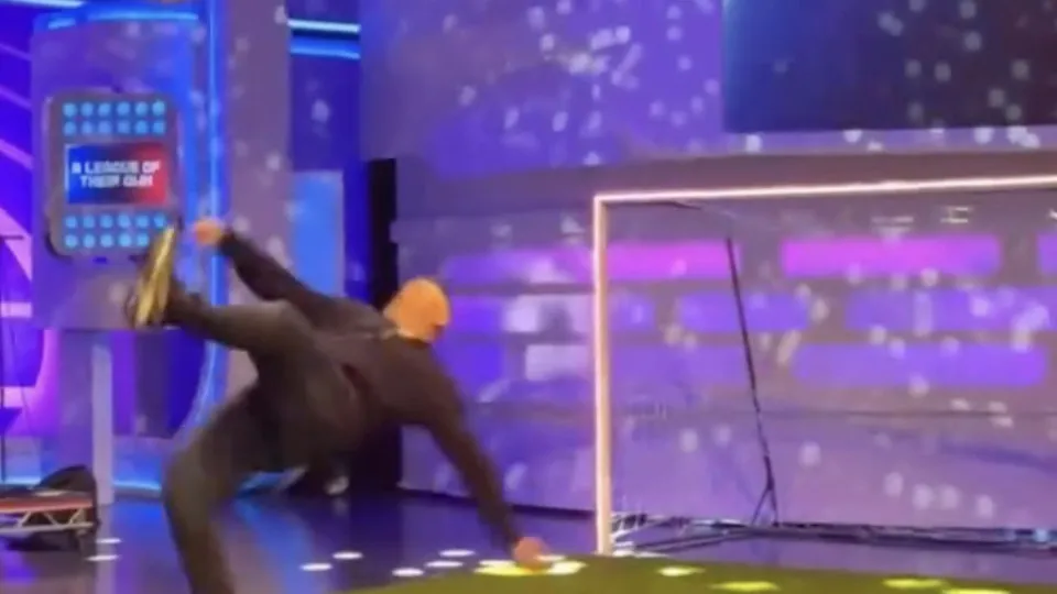 Aos 40 anos, Wayne Rooney recria gol mais famoso da carreira; vídeo