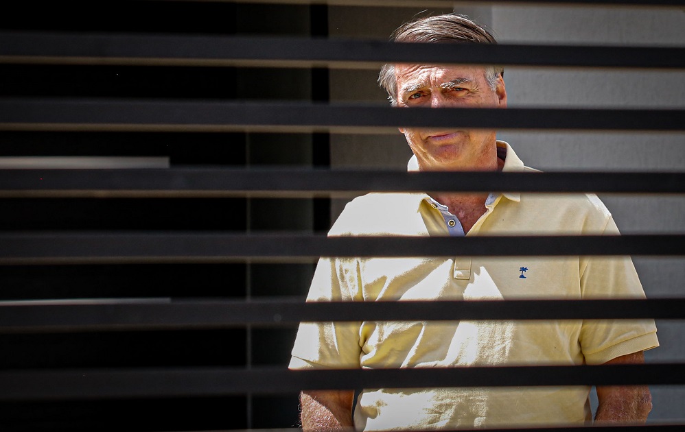 Bolsonaro alega que violou tornozeleira eletrônica após alucinação