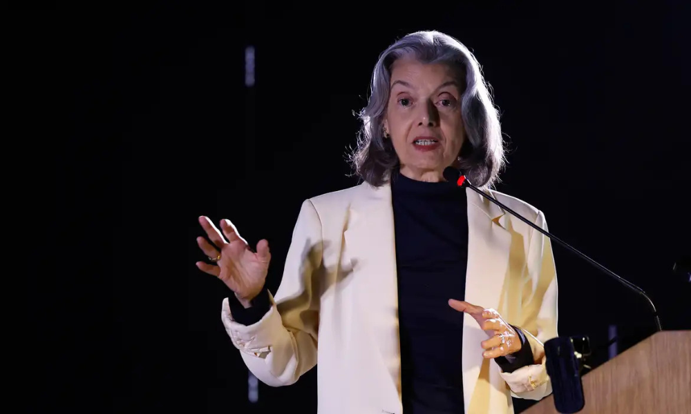 Cármen Lúcia compara ditadura a ‘erva daninha’ e defende vigilância