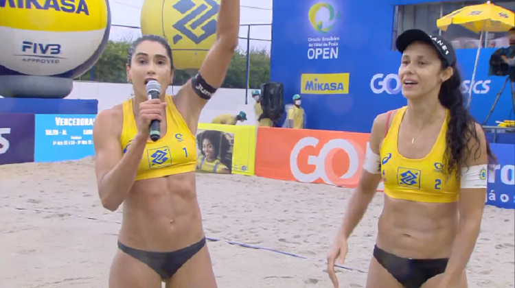 Carol festeja prisão de Bolsonaro no pódio do Mundial de vôlei de praia: ‘Pior presidente da história’