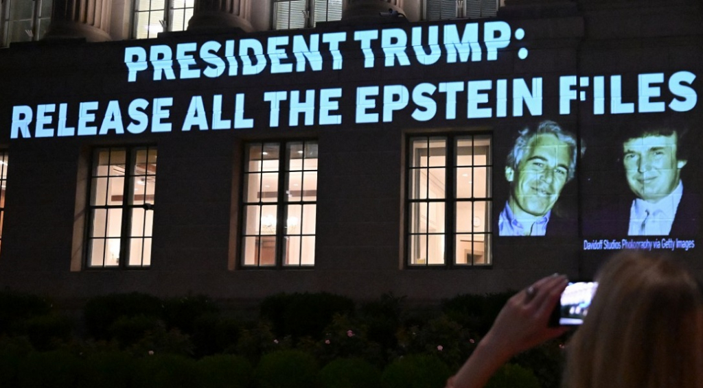 Casa Branca acusa democratas de ‘narrativa falsa’ sobre Trump e Epstein