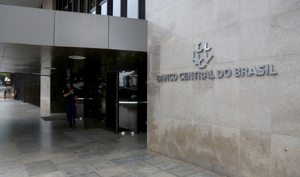 Mercado melhora previsão para o PIB e reduz expectativa de inflação, aponta Boletim Focus