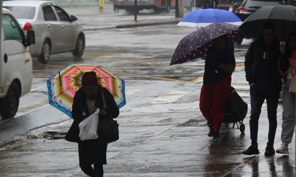 Defesa Civil de SP alerta para chuvas intensas e rajadas de vento nesta terça-feira