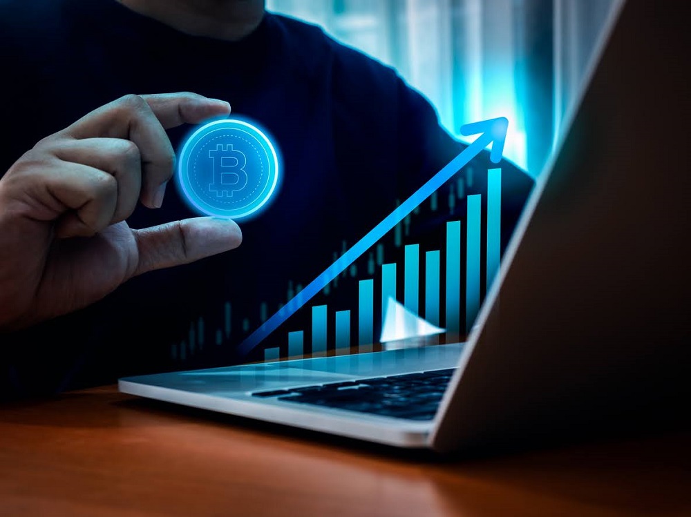 É possível ficar milionário investindo R$ 200 por mês em bitcoin? Veja o que especialista diz