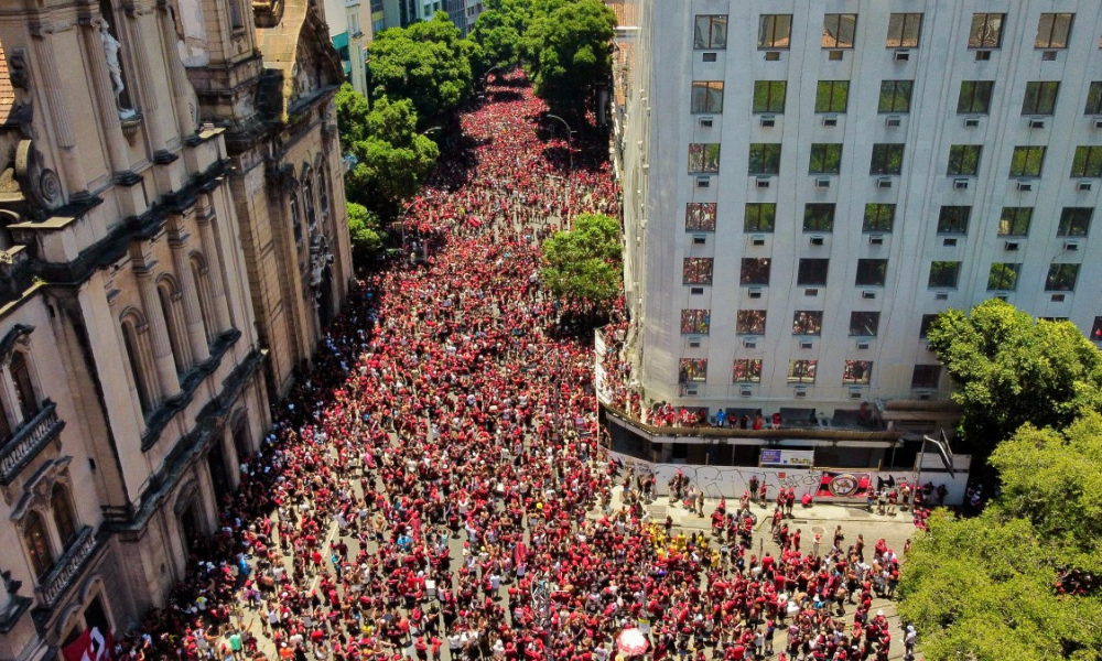 Flamengo é recebido com festa no Rio após conquista do tetra da Libertadores