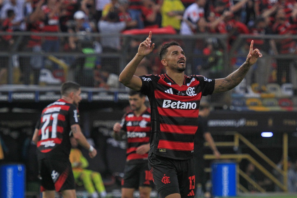 Flamengo se vinga do Palmeiras e se torna o primeiro brasileiro tetracampeão da Libertadores
