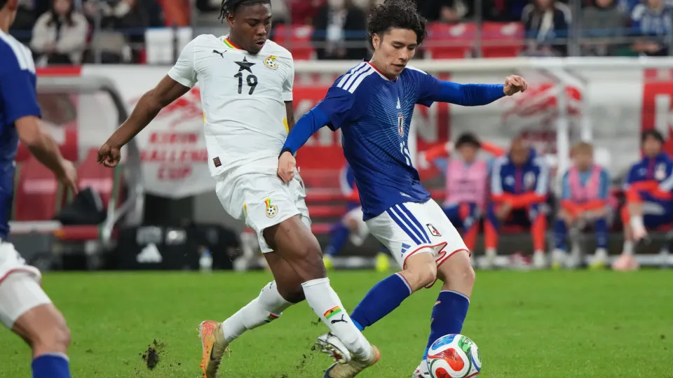 Imagem forte! Jogador sofre fratura impactante durante partida; vídeo