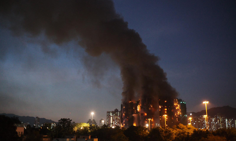 Incêndio deixa 13 mortos em Hong Kong; Veja vídeo