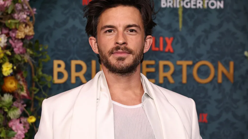 Jonathan Bailey, ator de ‘Bridgerton’, eleito o homem mais sexy do mundo