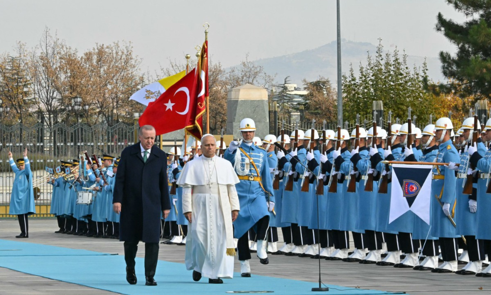 Leão XIV chega à Turquia em sua primeira viagem internacional como papa