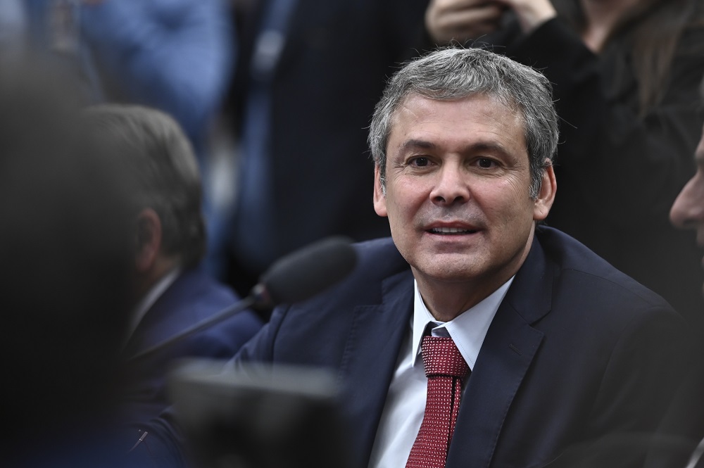 Violação de tornozeleira enterra a tese da defesa de Bolsonaro, diz Lindbergh