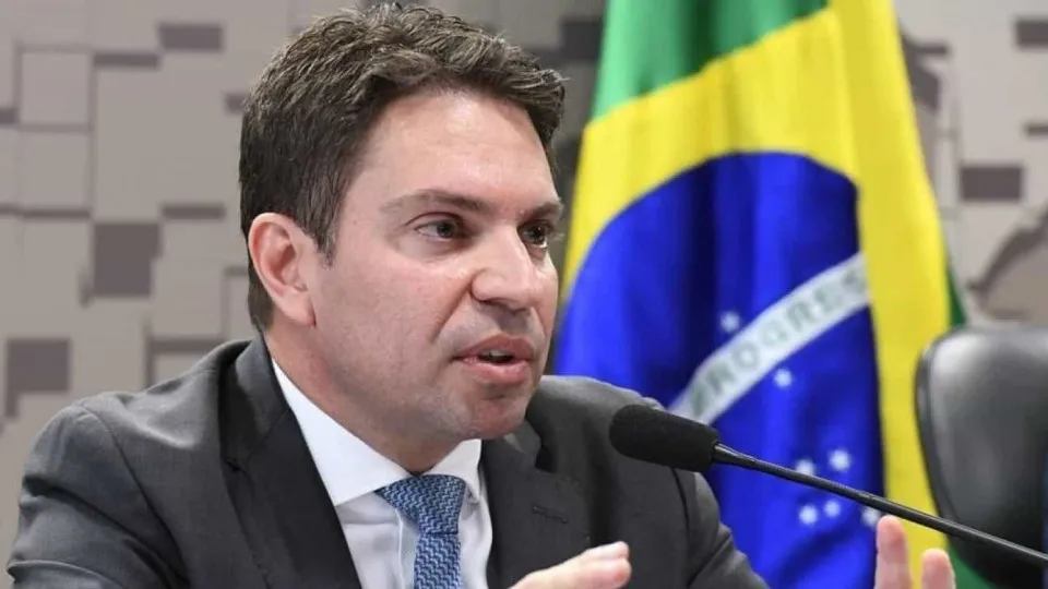 Moraes manda Hugo Motta declarar de ofício perda do mandato de Ramagem