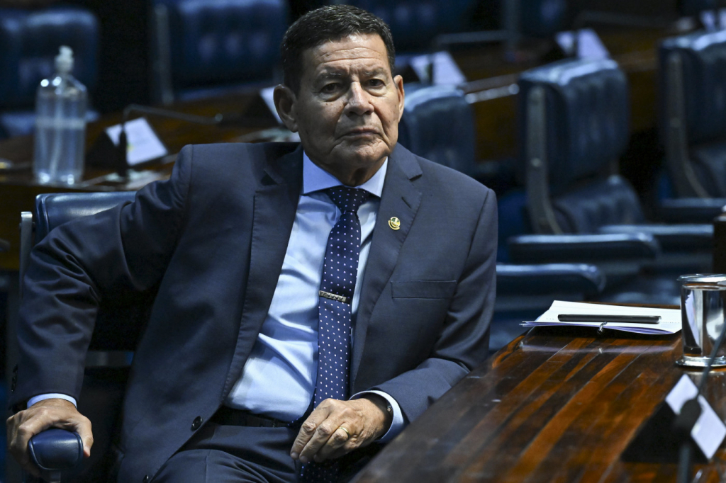 Mourão critica custódia de Bolsonaro na PF e afirma que ex-presidente ‘não é ameaça’