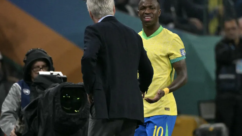 “Não sou nem pai nem irmão do Vinícius Jr.”, diz Ancelotti