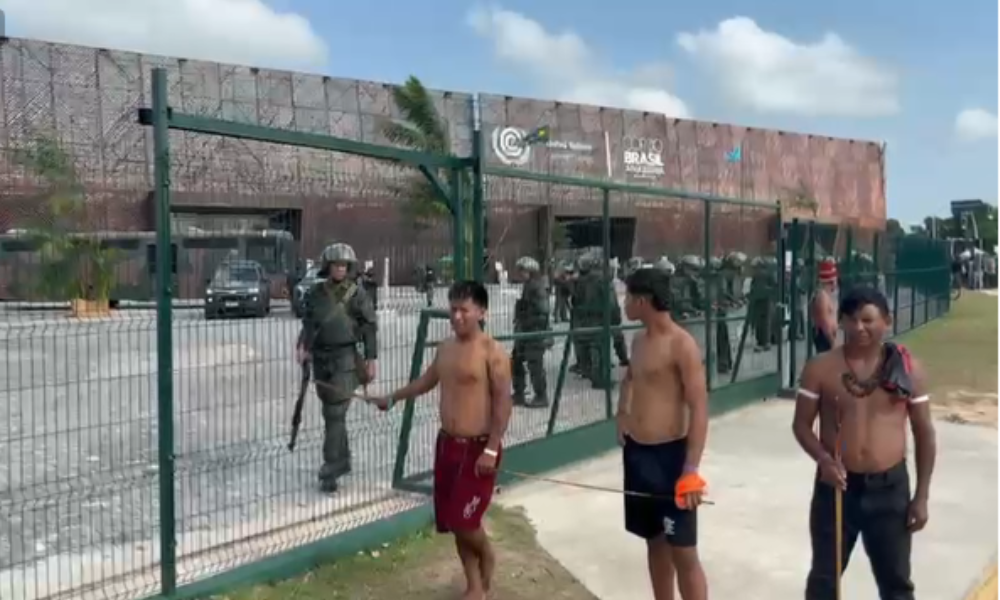 Novo protesto indígena fecha portão principal da COP30