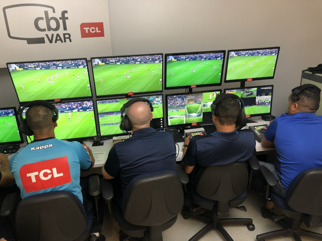 O Futuro do VAR e as novas regras no futebol: o que está em jogo?