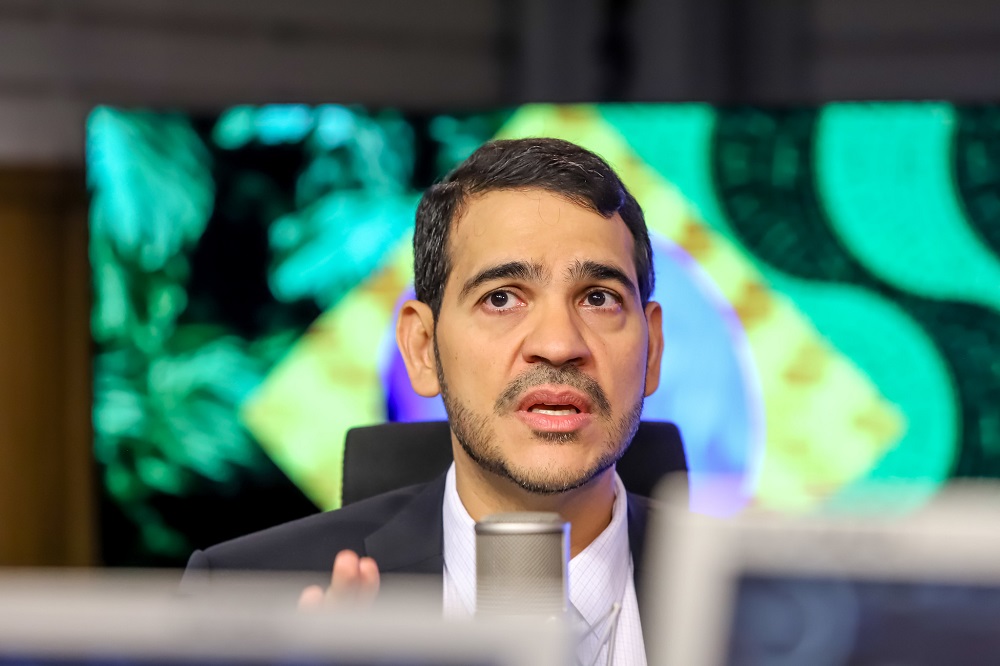 Messias pede reunião com bancada evangélica e intensifica ‘beija mão’ no Senado