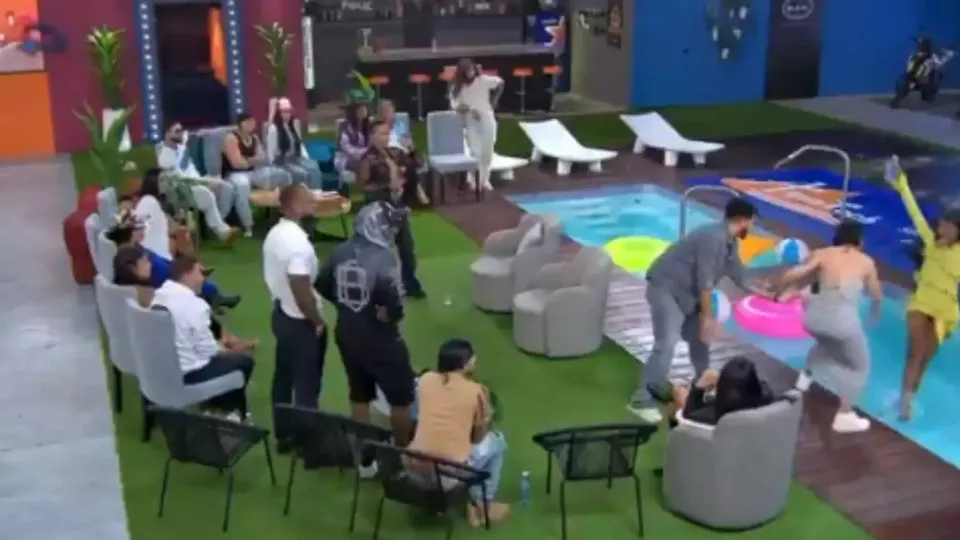 Participante desmaia após ser empurrada na piscina em reality show; veja