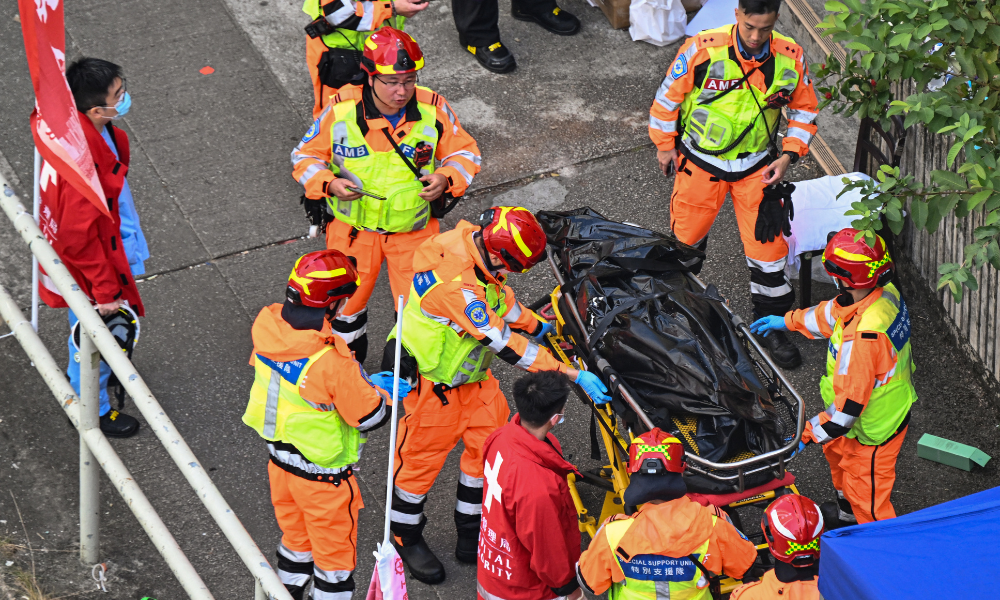 Pior incêndio em décadas deixa 128 mortos em Hong Kong