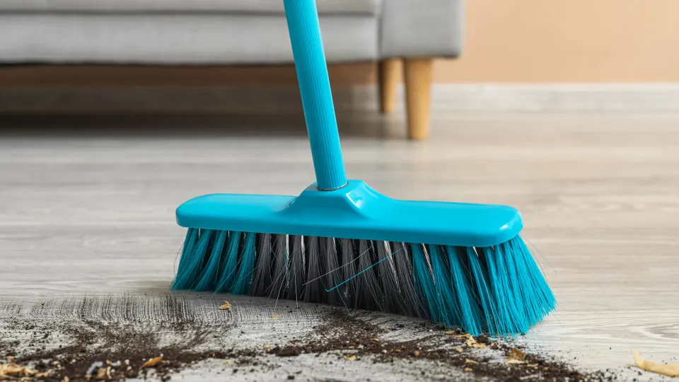 Saiba como limpar sua vassoura corretamente e evitar espalhar sujeira