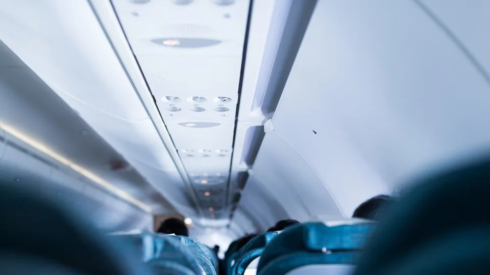 Saiba para que servem os triângulos nas janelas dos aviões