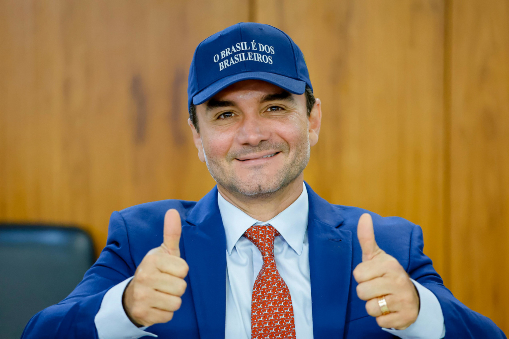 União Brasil avança para expulsar Celso Sabino após sua decisão de permanecer no governo Lula