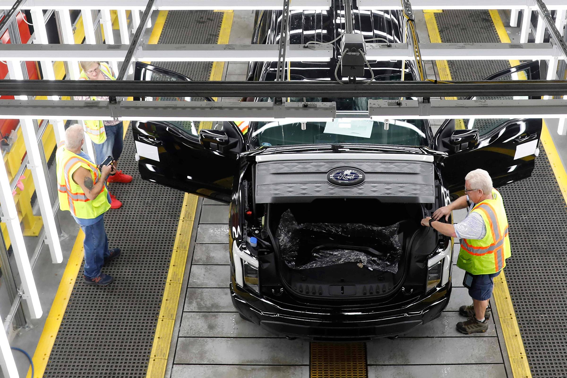 Vendas de carros elétricos de luxo caem nos EUA – 14/11/2025 – Mercado