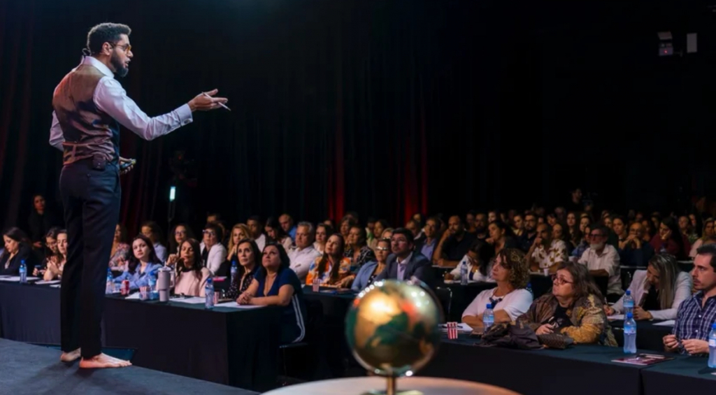 Você culpa seus pais por tudo? Terapeuta alerta sobre 5 erros que podem travar sua vida