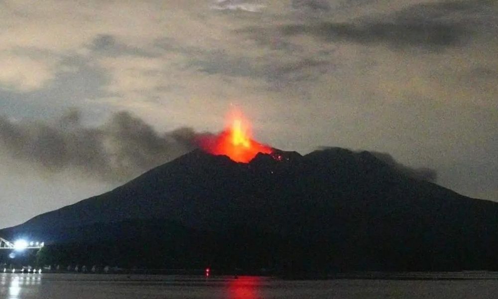 Vulcão Sakurajima entra em erupção no Japão, lança colunas de cinzas de 4,4 km e voos são cancelados