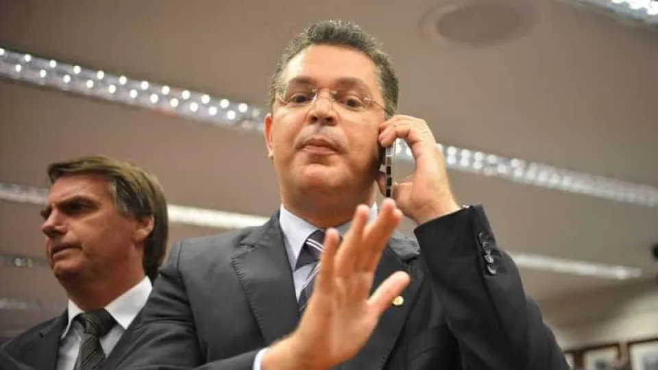 Alvo da PF, Sóstenes critica Coaf e diz que dinheiro vivo é de venda de imóvel