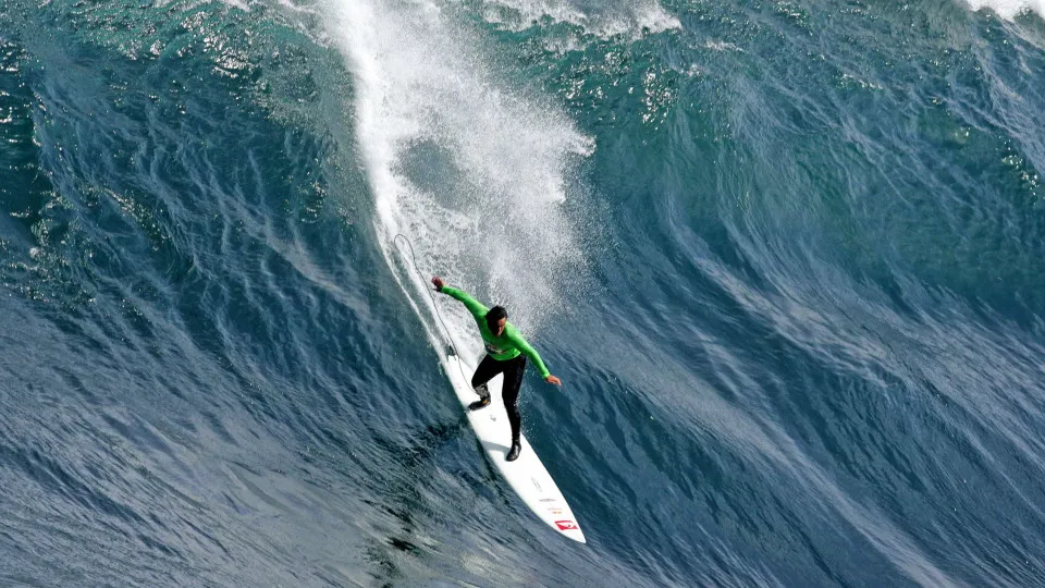 Burle cai em onda gigante, quase se afoga e tem resgate dramático