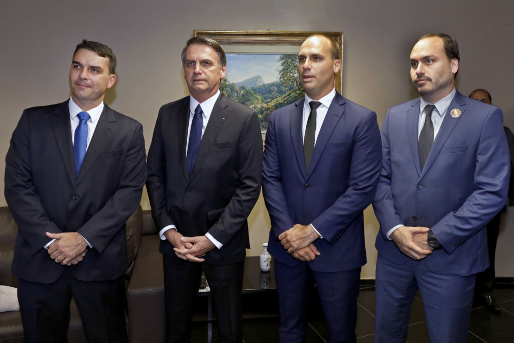 Filhos de Bolsonaro se unem em crítica a Michelle: ‘Autoritária e constrangedora’