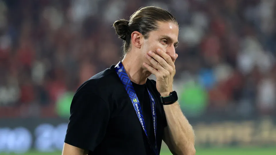 Filipe Luís evita cravar renovação e fala em luto após derrota do Flamengo