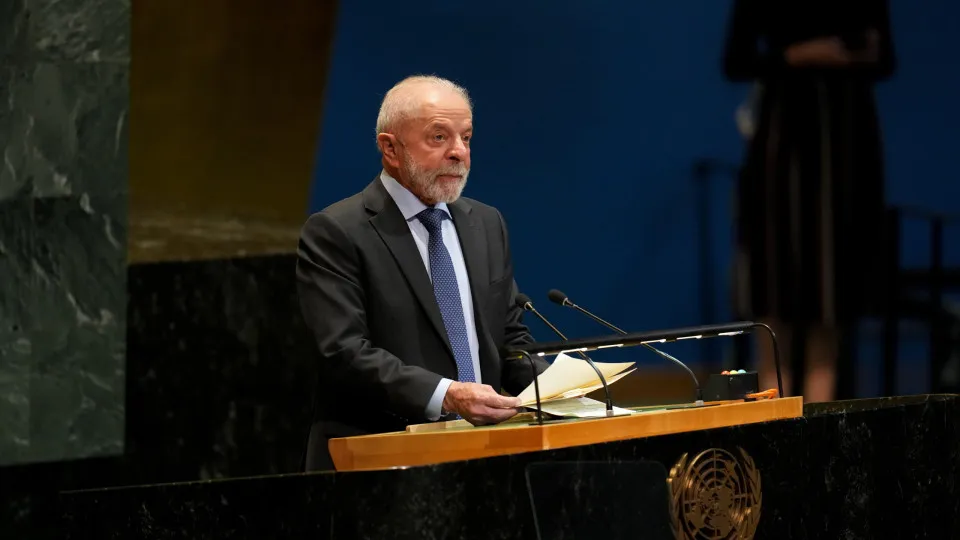 Lula chama isenção de IR de ‘quase um 14º salário’ e sugere TV nova para a Copa