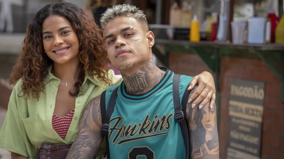 MC Cabelinho troca nome de Bella Campos pelo de rapper em tatuagem