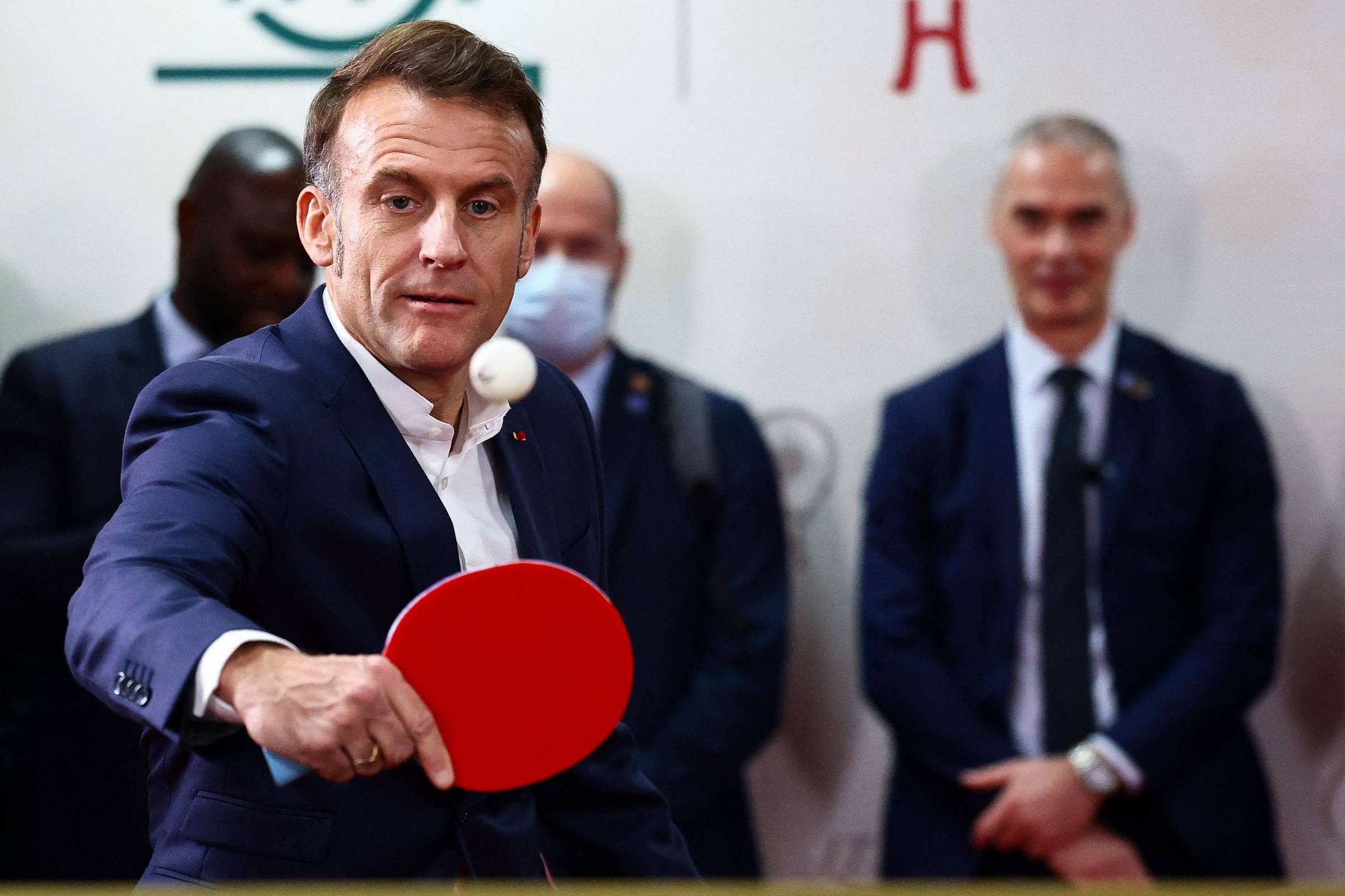 Macron defende que Europa tenha ‘preferência’ por carros elétricos – 05/12/2025 – Mercado