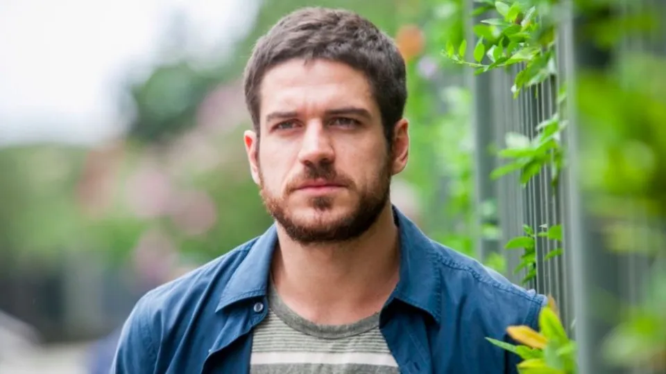 Marco Pigossi diz que namoro escondido era ‘uma violência’