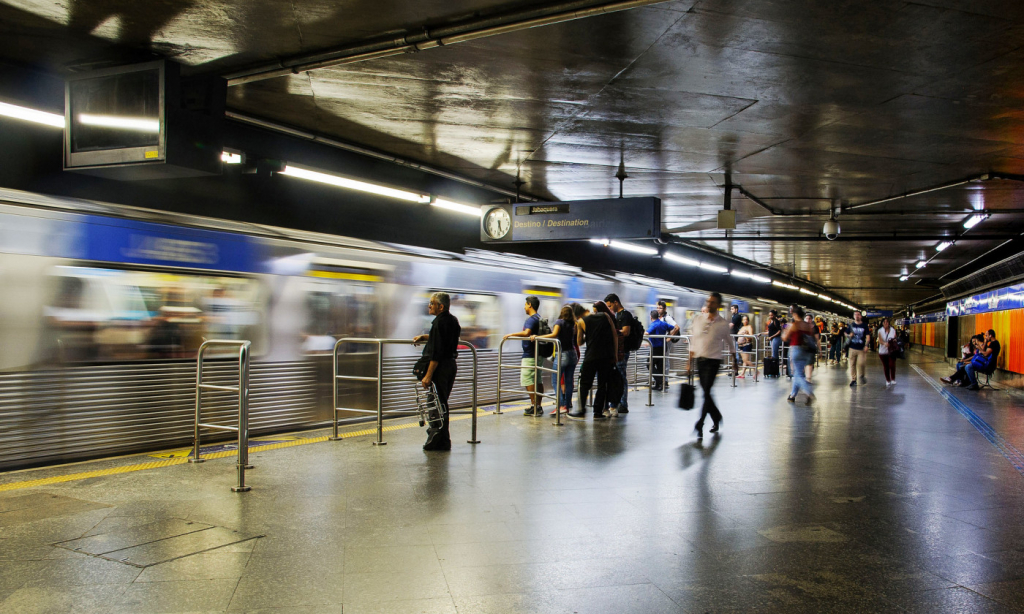 Metrô registra 13,8 mil passageiros na primeira madrugada de operação 24 horas
