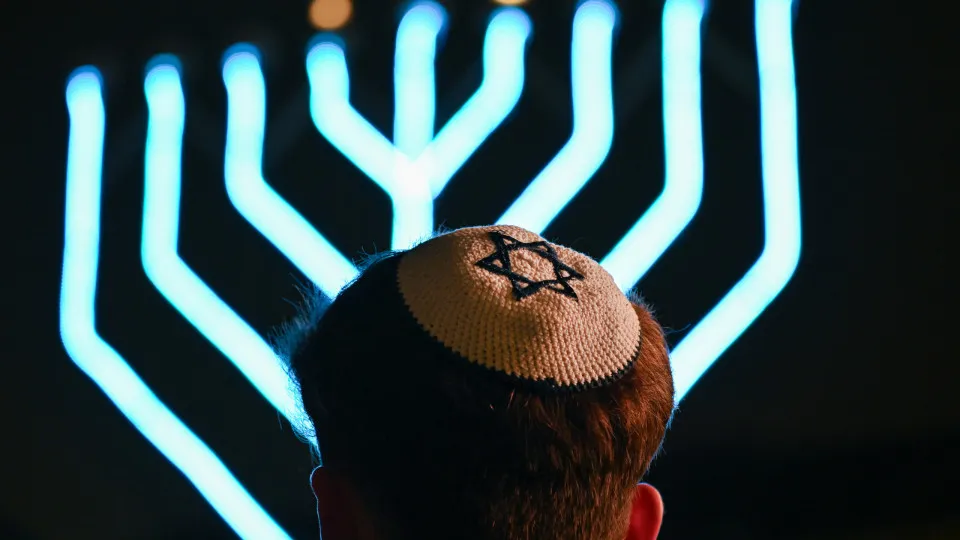 Natal ou Hanukkah: Duas festas, dois significados – você sabe a diferença?