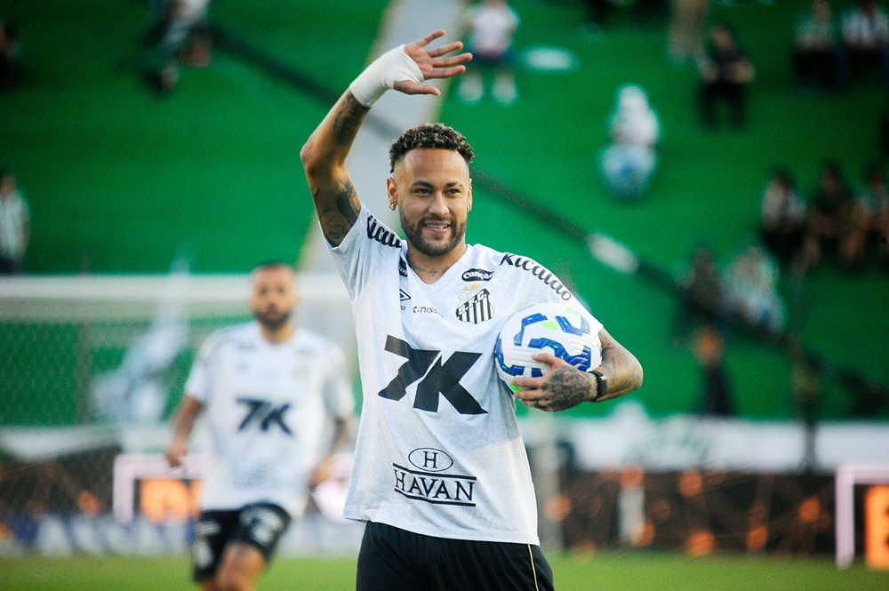 Neymar marca 3 gols na vitória sobre o Juventude e dá fôlego ao Santos