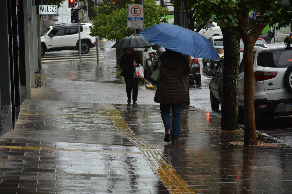 Paraná tem alerta de temporais e microexplosões nesta sexta-feira; São Paulo segue com calor e chuva