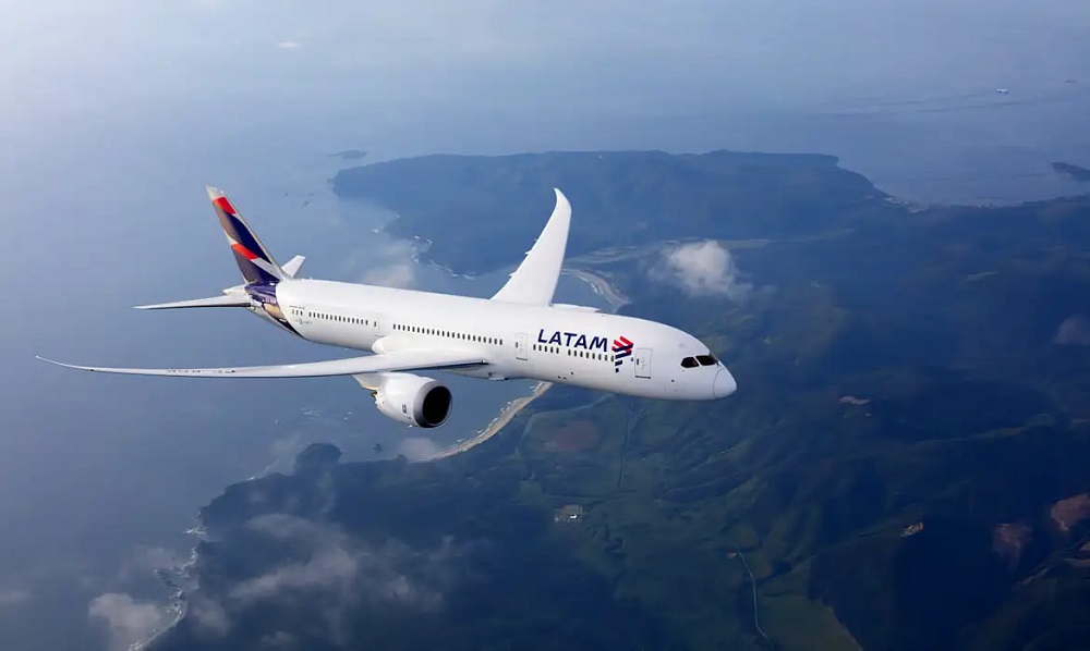 Procon notifica Latam sobre restrição de acesso a banheiro em aeronaves